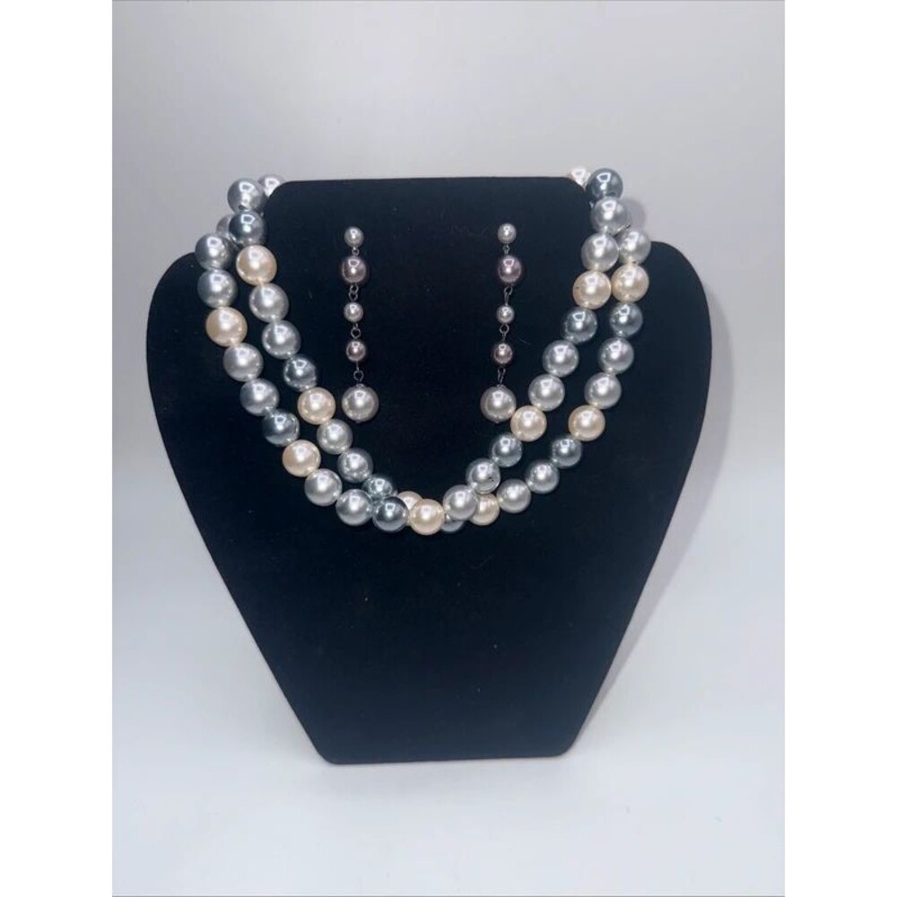 VNTG Faux pearls and earing set Grey